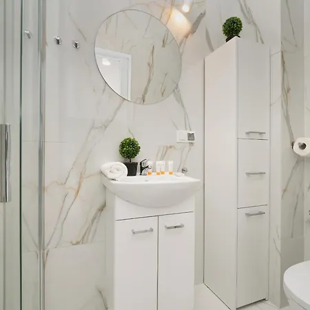 Elegant In The Centre Of By Renters Apartment