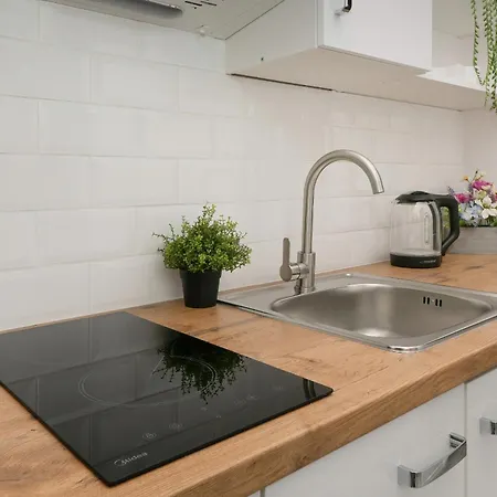 Elegant In The Centre Of By Renters