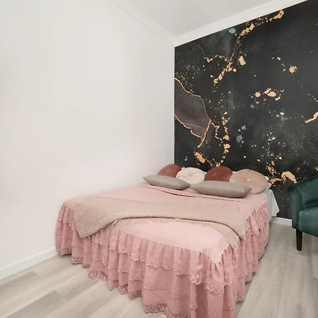 Elegant In The Centre Of By Renters Apartment *